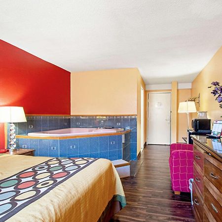 อีโคโน ลอดจ์ Hotel ยูทิกา ภายนอก รูปภาพ